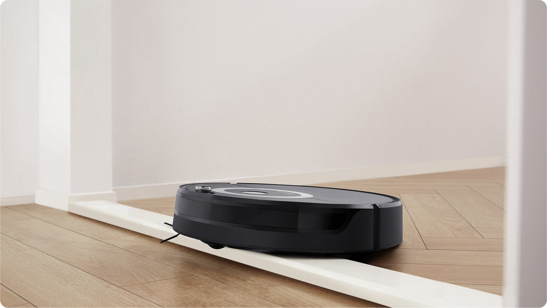 Roborock E5 is able to climb up to 2cm (without a mopping system attached) Roborock E5 is able to climb up to 2cm (without a mopping system attached)